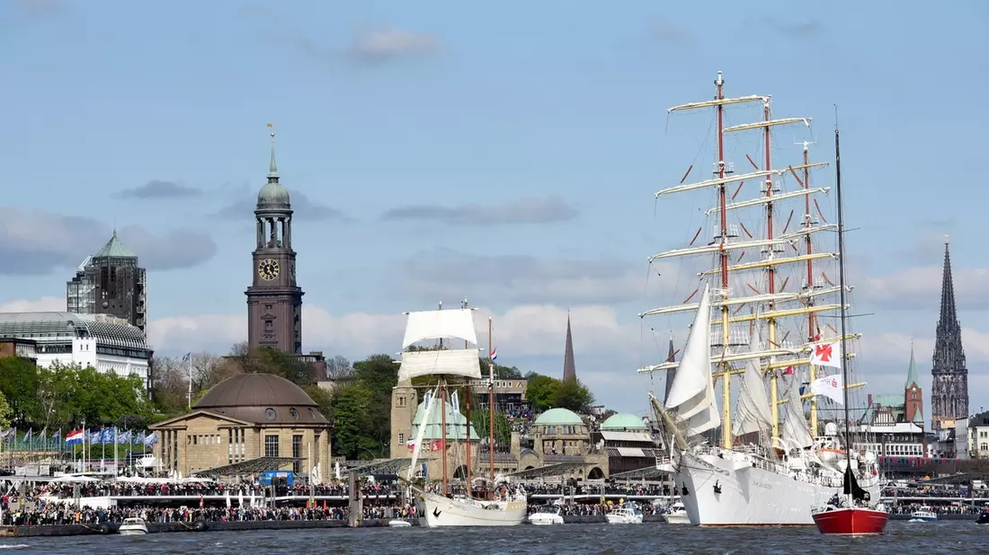 Schiffe, so weit das Auge reicht / Hafengeburtstag Hamburg vom 9. bis 12. Mai 2024 zeigt große Schiffsvielfalt - Bild: presseportal.de