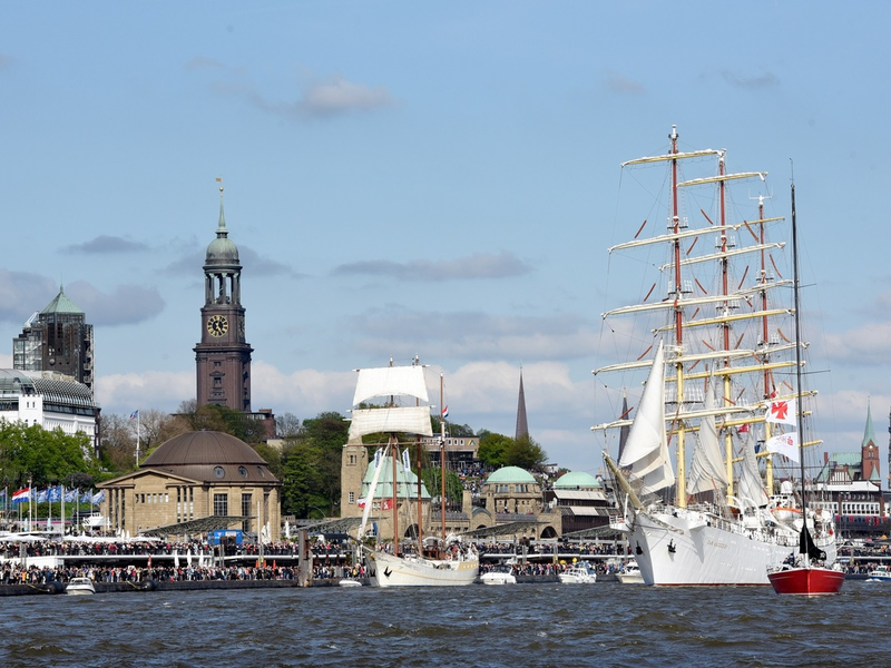 Schiffe, so weit das Auge reicht / Hafengeburtstag Hamburg vom 9. bis 12. Mai 2024 zeigt große Schiffsvielfalt - Foto: presseportal.de