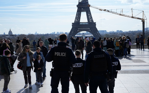 Polizisten patrouillieren auf dem Trocadero-Platz unweit des Eiffelturms. - Foto: Michel Euler/AP