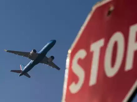 Die EU-Kommission blockiert weiter die  Lufthansa-Übernahme von Ita. - Foto: Luca Bruno/AP/dpa