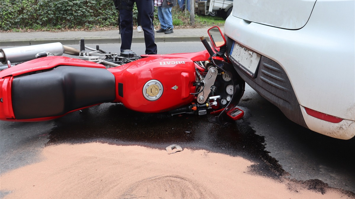 POL-HF: Verkehrsunfall mit verletztem Motorradfahrer- Beteiligter übersieht Bremsvorgang - Foto: presseportal.de