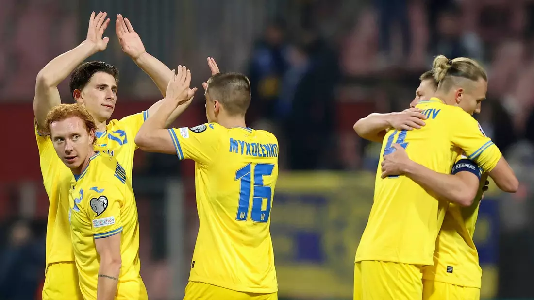 Ukrainische Spieler feiern nach dem Einzug ins Playoff-Finale. - Bild: Armin Durgut/AP/dpa