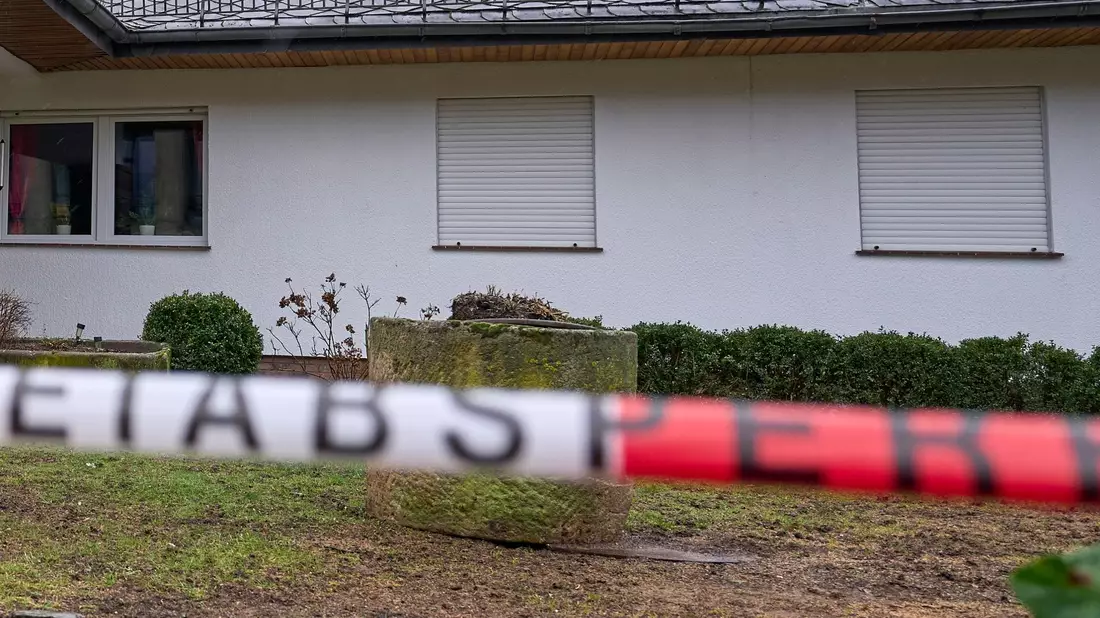Das Anwesen ist einen Tag nach einer Gewalttat mit mehreren Toten mit Absperrband der Polizei versehen (Archivbild). - Bild: Sascha Ditscher/dpa