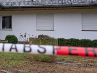 Das Anwesen ist einen Tag nach einer Gewalttat mit mehreren Toten mit Absperrband der Polizei versehen (Archivbild). - Foto: Sascha Ditscher/dpa