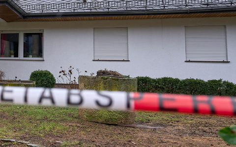 Das Anwesen ist einen Tag nach einer Gewalttat mit mehreren Toten mit Absperrband der Polizei versehen (Archivbild). - Foto: Sascha Ditscher/dpa