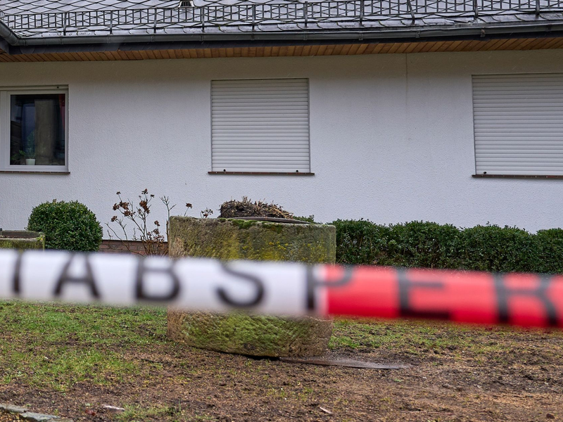 Das Anwesen ist einen Tag nach einer Gewalttat mit mehreren Toten mit Absperrband der Polizei versehen (Archivbild). - Foto: Sascha Ditscher/dpa