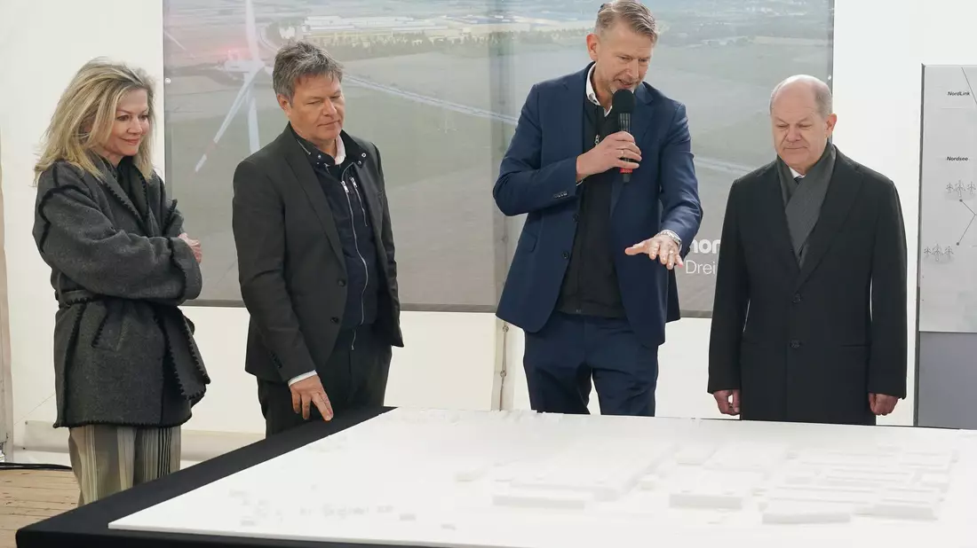 Die schwedische Botschafterin Veronika Wand-Danielsson (l-r), Wirtschaftsminister Robert Habeck, Northvolt-CEO Peter Carlsson und Bundeskanzler Olaf Scholz vor einem 3-D-Modell des Fabrikareals. - Bild: Marcus Brandt/dpa