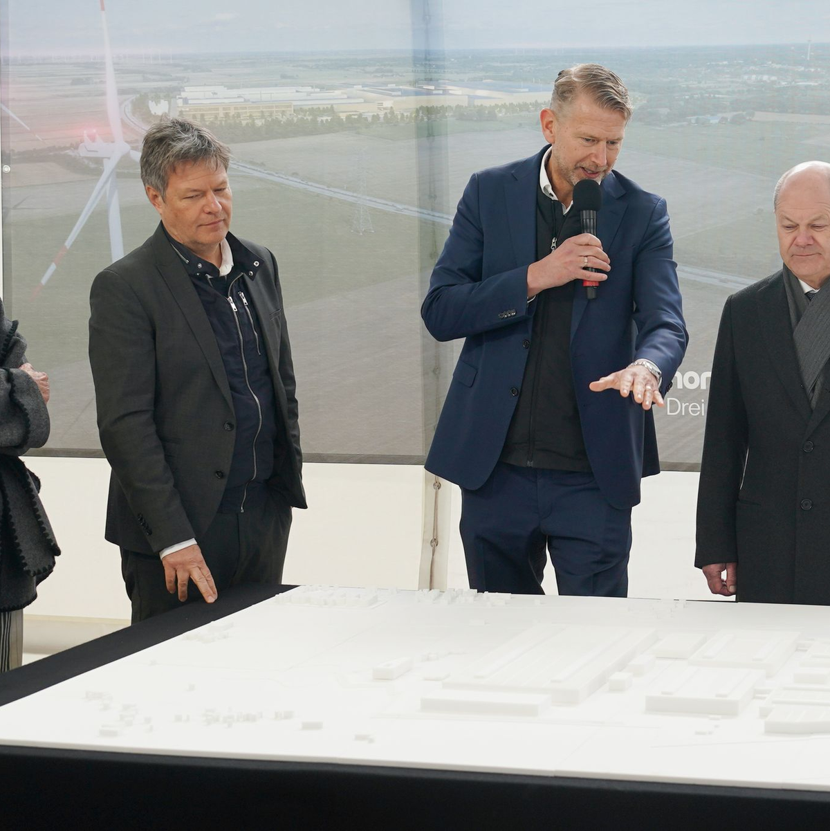 Die schwedische Botschafterin Veronika Wand-Danielsson (l-r), Wirtschaftsminister Robert Habeck, Northvolt-CEO Peter Carlsson und Bundeskanzler Olaf Scholz vor einem 3-D-Modell des Fabrikareals. - Foto: Marcus Brandt/dpa