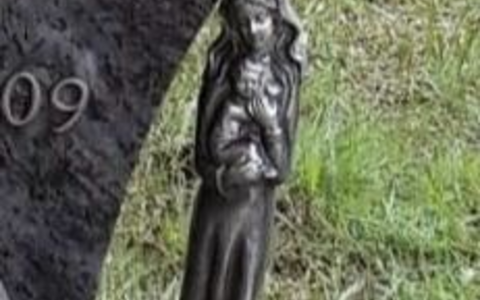 POL-PDPS: Diebstahl einer Grabfigur - Foto: presseportal.de