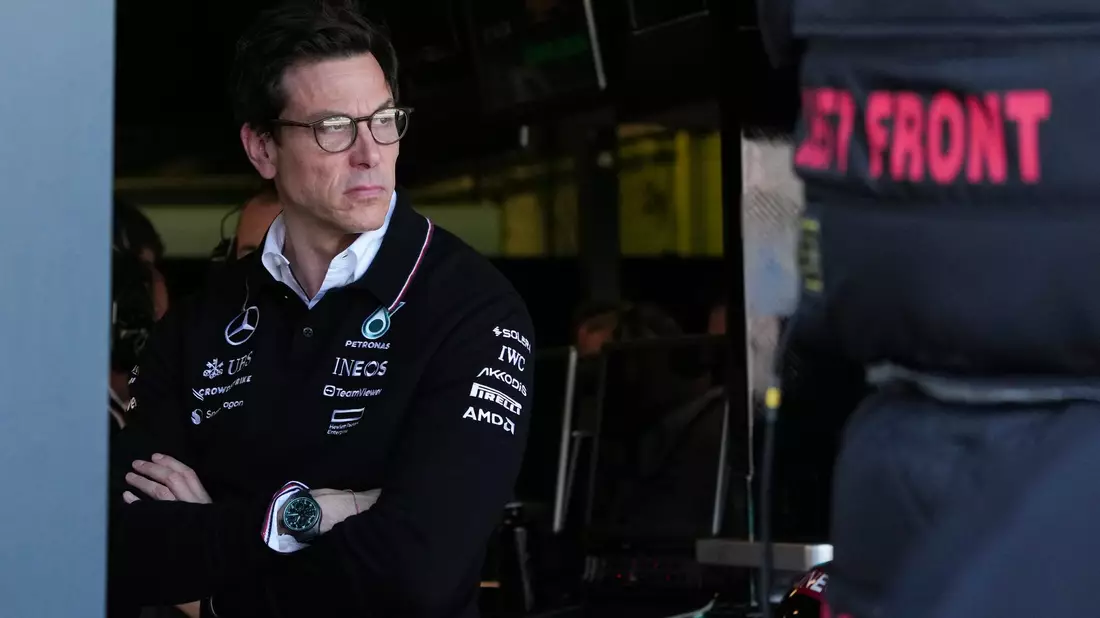 Teamchef Toto Wolff kommt mit seinem Mercedes-Team nicht voran. - Bild: Asanka Brendon Ratnayake/AP