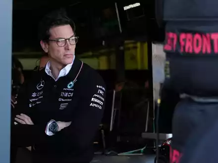 Teamchef Toto Wolff kommt mit seinem Mercedes-Team nicht voran. - Foto: Asanka Brendon Ratnayake/AP