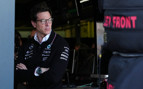 Teamchef Toto Wolff kommt mit seinem Mercedes-Team nicht voran. - Foto: Asanka Brendon Ratnayake/AP