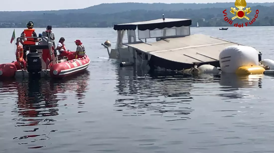 Einsatzkräfte der Feuerwehr holen am 30. Mai 2023 das gesunkene Boot auf dem Lago Maggiore mit Ballons an die Oberfläche. - Bild: -/Vigili del Fuoco/dpa