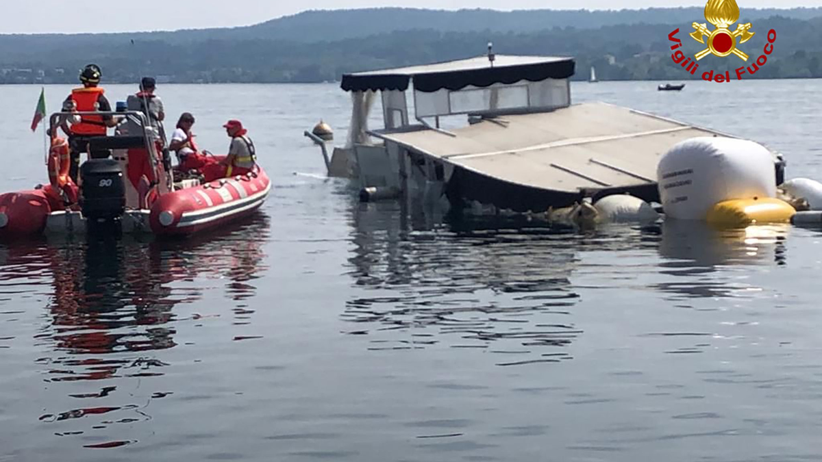 Einsatzkräfte der Feuerwehr holen am 30. Mai 2023 das gesunkene Boot auf dem Lago Maggiore mit Ballons an die Oberfläche. - Foto: -/Vigili del Fuoco/dpa