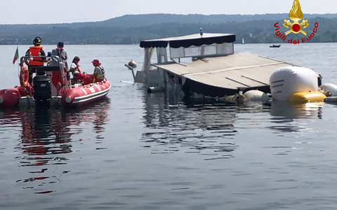 Einsatzkräfte der Feuerwehr holen am 30. Mai 2023 das gesunkene Boot auf dem Lago Maggiore mit Ballons an die Oberfläche. - Foto: -/Vigili del Fuoco/dpa