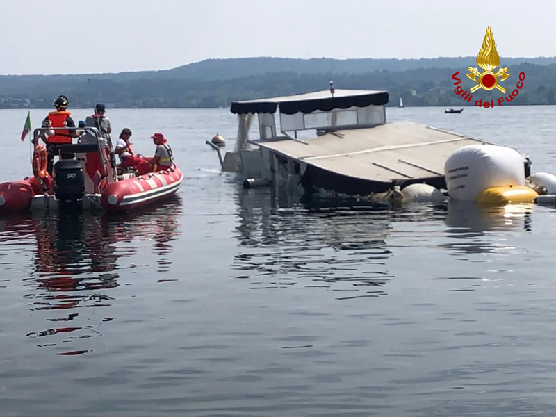 Einsatzkräfte der Feuerwehr holen am 30. Mai 2023 das gesunkene Boot auf dem Lago Maggiore mit Ballons an die Oberfläche. - Foto: -/Vigili del Fuoco/dpa
