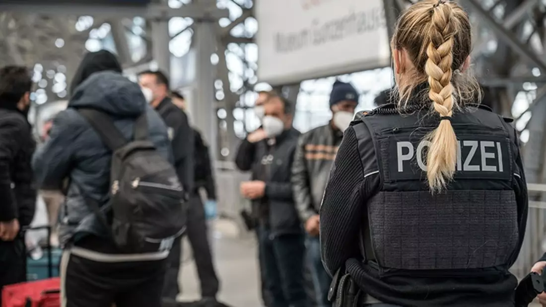 Bundespolizeidirektion München: Reiselustige Asylbewerber/ Bundespolizei bringt zwei Männer in Abschiebehaftanstalt - Bild: presseportal.de