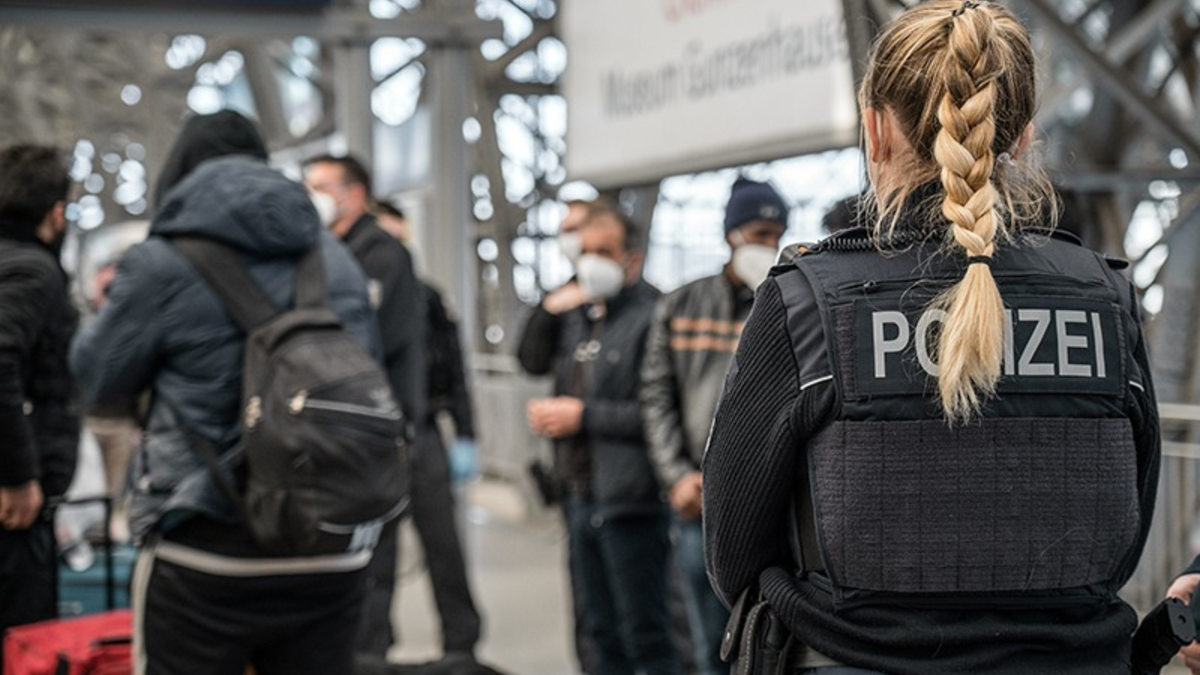 Bundespolizeidirektion München: Reiselustige Asylbewerber/ Bundespolizei bringt zwei Männer in Abschiebehaftanstalt - Foto: presseportal.de