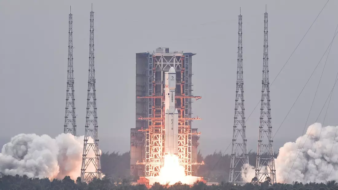 Eine Trägerrakete startete mit dem Relaissatelliten «Queqiao-2» am 20. März vom Wenchang Space Launch Center in der südchinesischen Provinz Hainan. - Bild: Yang Guanyu/XinHua/dpa