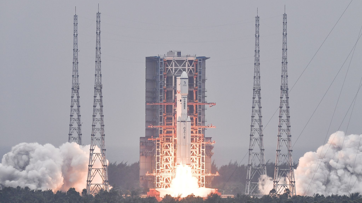 Eine Trägerrakete startete mit dem Relaissatelliten «Queqiao-2» am 20. März vom Wenchang Space Launch Center in der südchinesischen Provinz Hainan. - Foto: Yang Guanyu/XinHua/dpa