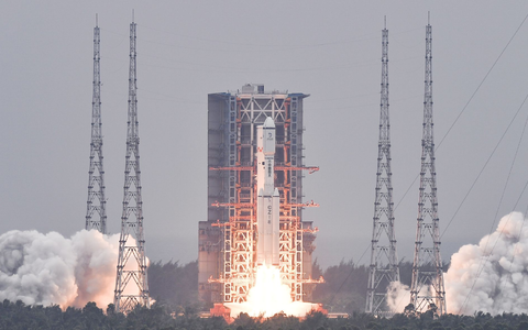 Eine TrĂ€gerrakete startete mit dem Relaissatelliten «Queqiao-2» am 20. MĂ€rz vom Wenchang Space Launch Center in der sĂŒdchinesischen Provinz Hainan. - Foto: Yang Guanyu/XinHua/dpa Eine TrĂ€gerrakete startete mit dem Relaissatelliten «Queqiao-2» am 20. MĂ€rz vom Wenchang Space Launch Center in der sĂŒdchinesischen Provinz Hainan. - Foto: Yang Guanyu/XinHua/dpa