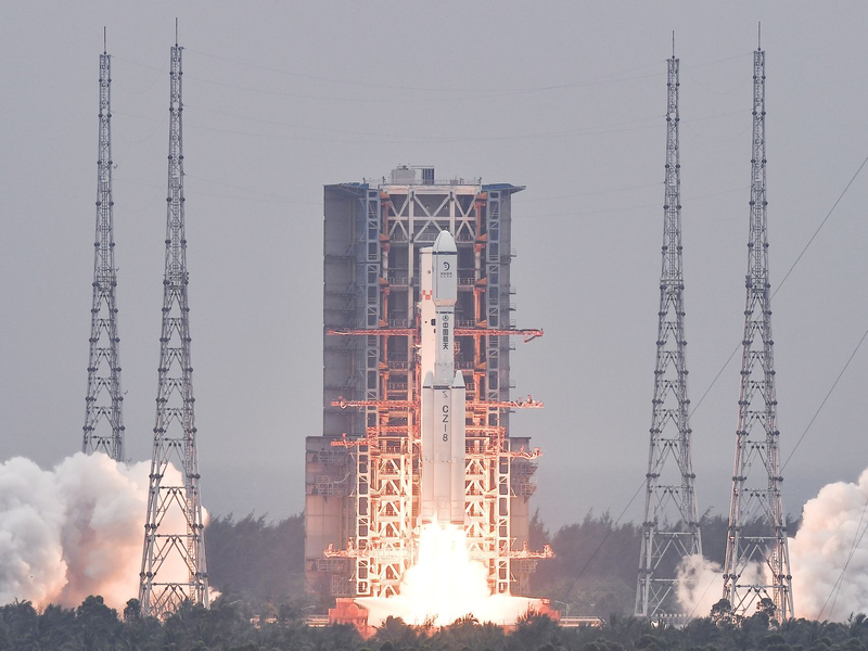 Eine Trägerrakete startete mit dem Relaissatelliten «Queqiao-2» am 20. März vom Wenchang Space Launch Center in der südchinesischen Provinz Hainan. - Foto: Yang Guanyu/XinHua/dpa