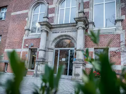 Das Robert Koch-Institut überwacht Oropouche-Fälle in Deutschland. - Foto: Michael Kappeler/dpa
