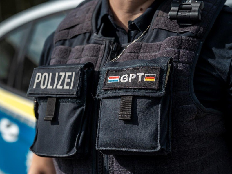 BPOL-BadBentheim: Autofahrer will mit fremden Ausweisen darĂŒber hinwegtĂ€uschen, dass er keinen FĂŒhrerschein hat und per Haftbefehl gesucht wird - Foto: presseportal.de