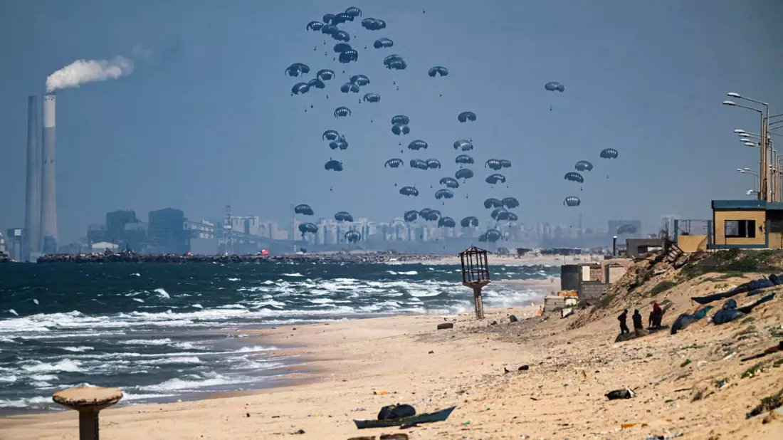 Weiterhin werden mit Fallschirmen Hilfslieferungen für die Menschen im Gazastreifen über dem Gebiet abgeworfen. - Bild: Fatima Shbair/AP