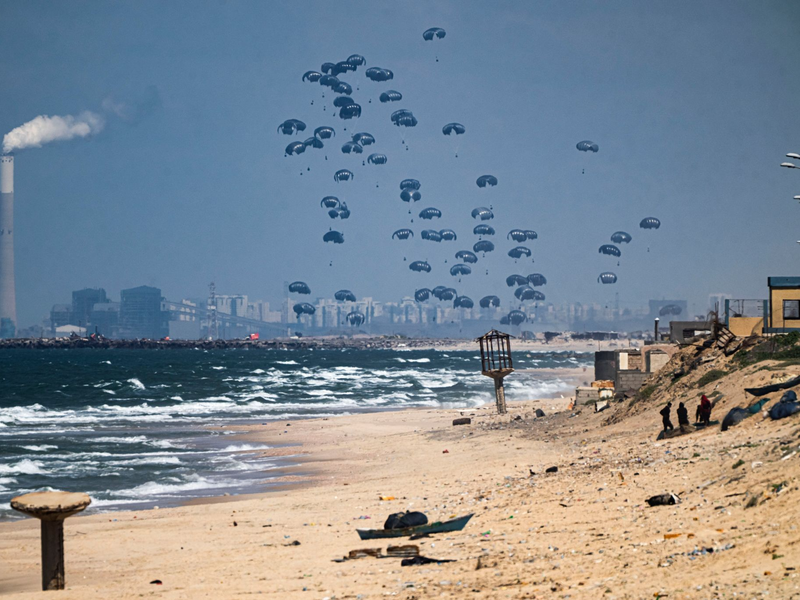 Weiterhin werden mit Fallschirmen Hilfslieferungen für die Menschen im Gazastreifen über dem Gebiet abgeworfen. - Foto: Fatima Shbair/AP