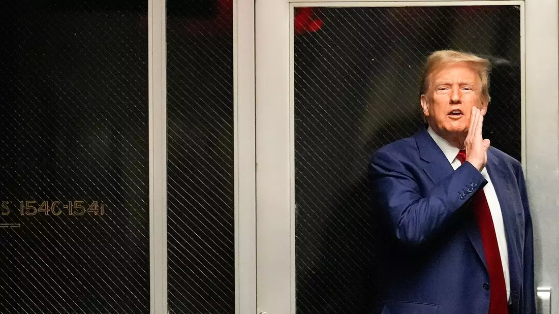 Der ehemaliger US-Präsident Donald Trump muss seine Strafe vorerst nicht zahlen. - Bild: Mary Altaffer/AP Pool/dpa