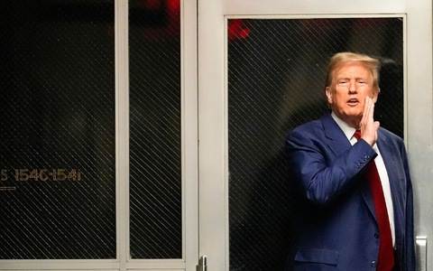 Donald Trump ist in dem Schweigegeld-Verfahren unter anderem wegen Fälschung von Geschäftsunterlagen angeklagt. - Foto: Mary Altaffer/AP Pool/dpa