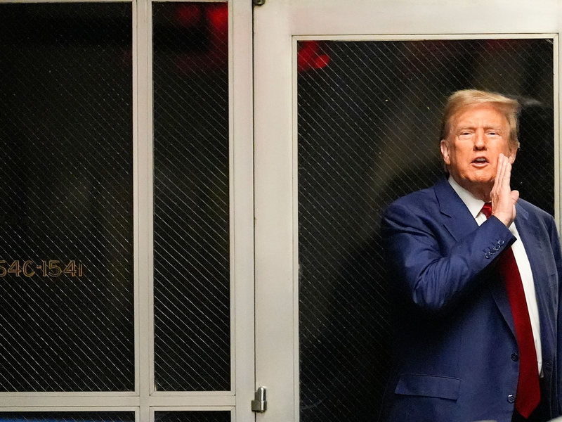 Der ehemaliger US-Präsident Donald Trump muss seine Strafe vorerst nicht zahlen. - Foto: Mary Altaffer/AP Pool/dpa