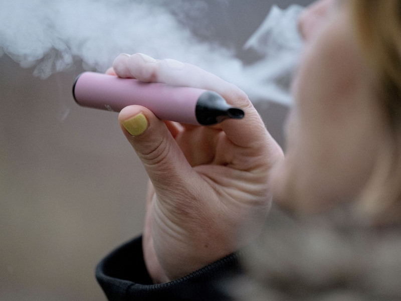 Einweg-E-Zigaretten werden nach der Benutzung zu Elektroschrott. - Foto: Marijan Murat/dpa