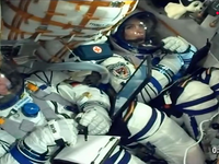 Kosmonaut Oleg Novitsky und Kosmonautin Marina Vasilevskaya am 21. März im Sojus MS-25-Raumschiff. - Foto: Uncredited/Roscosmos space corporation/AP/dpa