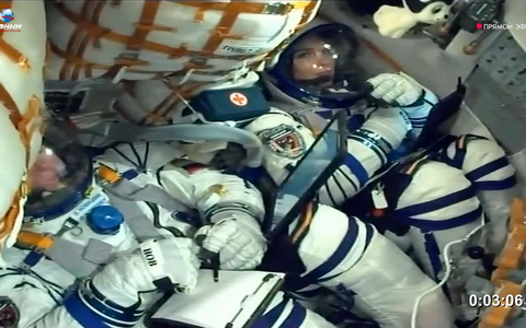 Kosmonaut Oleg Novitsky und Kosmonautin Marina Vasilevskaya am 21. März im Sojus MS-25-Raumschiff. - Foto: Uncredited/Roscosmos space corporation/AP/dpa