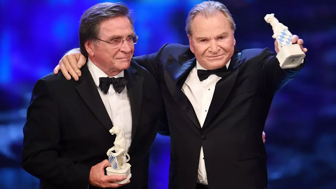 Elmar und Fritz Wepper (l) 2019 bei der Verleihung des Bayerischen Fernsehpreises. - Bild: Tobias Hase/dpa