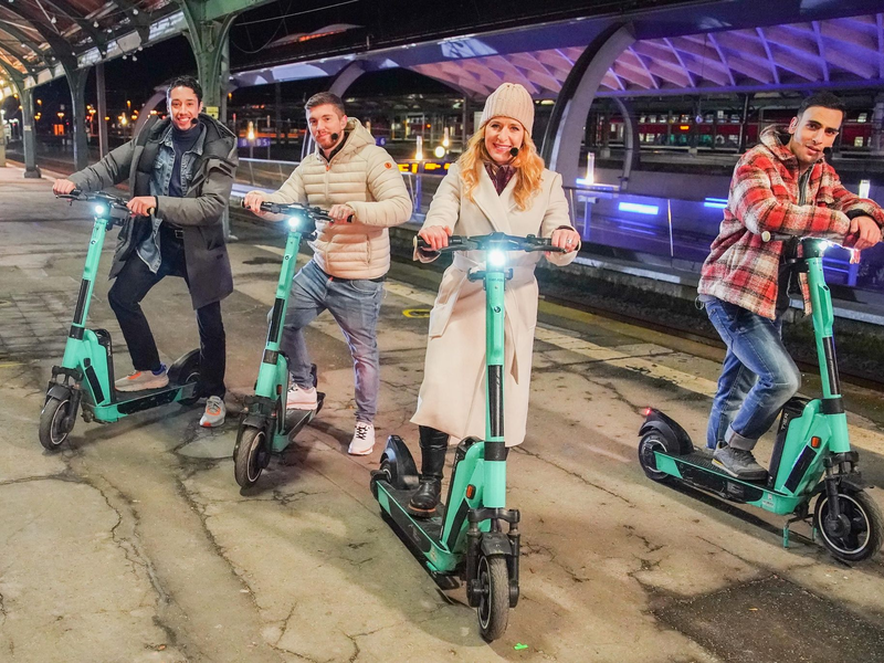 Die Jünger reisen auf E-Scootern durch die Stadt: René Casselly, l-r), Joey Heindle, Stefanie Hertel und Timur Ülker - eine Szene aus «Die Passion - Die größte Geschichte aller Zeiten». - Foto: Stefan Gregorowius/RTL/dpa