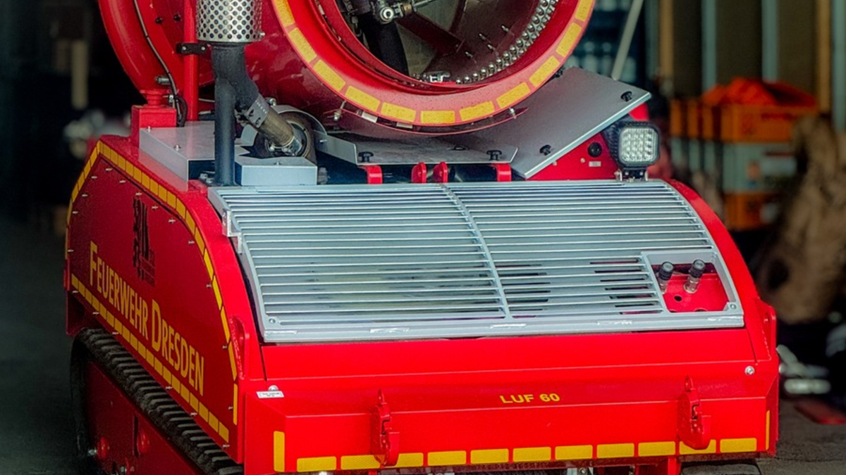 FW Dresden: Sechs Verletzte bei einem Brand in einer Montagehalle - Foto: presseportal.de