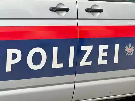 Der Schriftzug «Polizei» auf einem Einsatzfahrzeug in Österreich (Symbolbild). - Foto: Matthias Röder/dpa