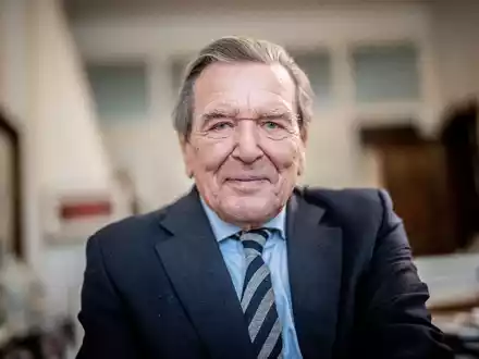 Er werde so lange Sozialdemokrat bleiben, wie man ihn lasse, so Gerhard Schröder. - Foto: Michael Kappeler/dpa