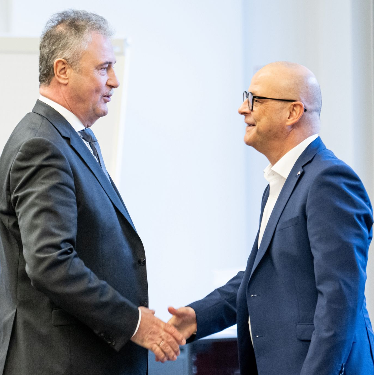 Bahn-Personalvorstand Martin Seiler (r.) und GDL-Chef Claus Weselsky. - Foto: Fabian Sommer/dpa