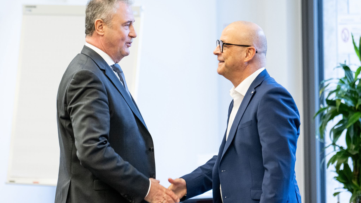 Wie genau der Tarifkompromiss aussieht, wollen die Bahn um Personalvorstand Martin Seiler (r) und die GDL um Chef Claus Weselsky (l) heute verkünden. - Foto: Fabian Sommer/dpa