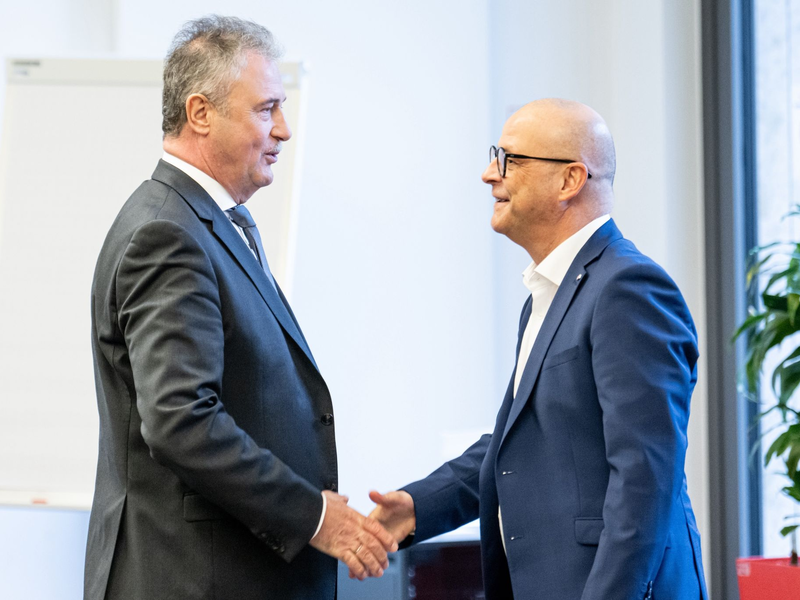 Wie genau der Tarifkompromiss aussieht, wollen die Bahn um Personalvorstand Martin Seiler (r) und die GDL um Chef Claus Weselsky (l) heute verkünden. - Foto: Fabian Sommer/dpa