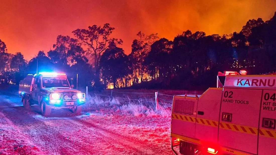 Ein Buschfeuer wütet seit Samstag zwischen den Orten Waroona und Pinjarra an der Westküste Australiens. - Bild: Erik Swaby/DEPARTMENT OF FIRE AND EMERGENCY SERVICES WA/AAP/dpa