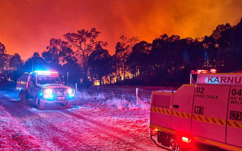 Ein Buschfeuer wütet seit Samstag zwischen den Orten Waroona und Pinjarra an der Westküste Australiens. - Foto: Erik Swaby/DEPARTMENT OF FIRE AND EMERGENCY SERVICES WA/AAP/dpa