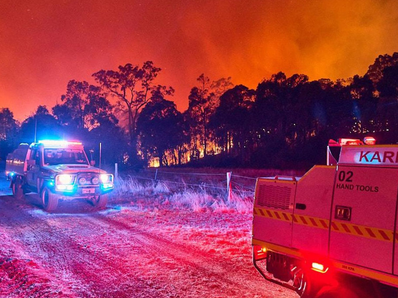 Ein Buschfeuer wütet seit Samstag zwischen den Orten Waroona und Pinjarra an der Westküste Australiens. - Foto: Erik Swaby/DEPARTMENT OF FIRE AND EMERGENCY SERVICES WA/AAP/dpa