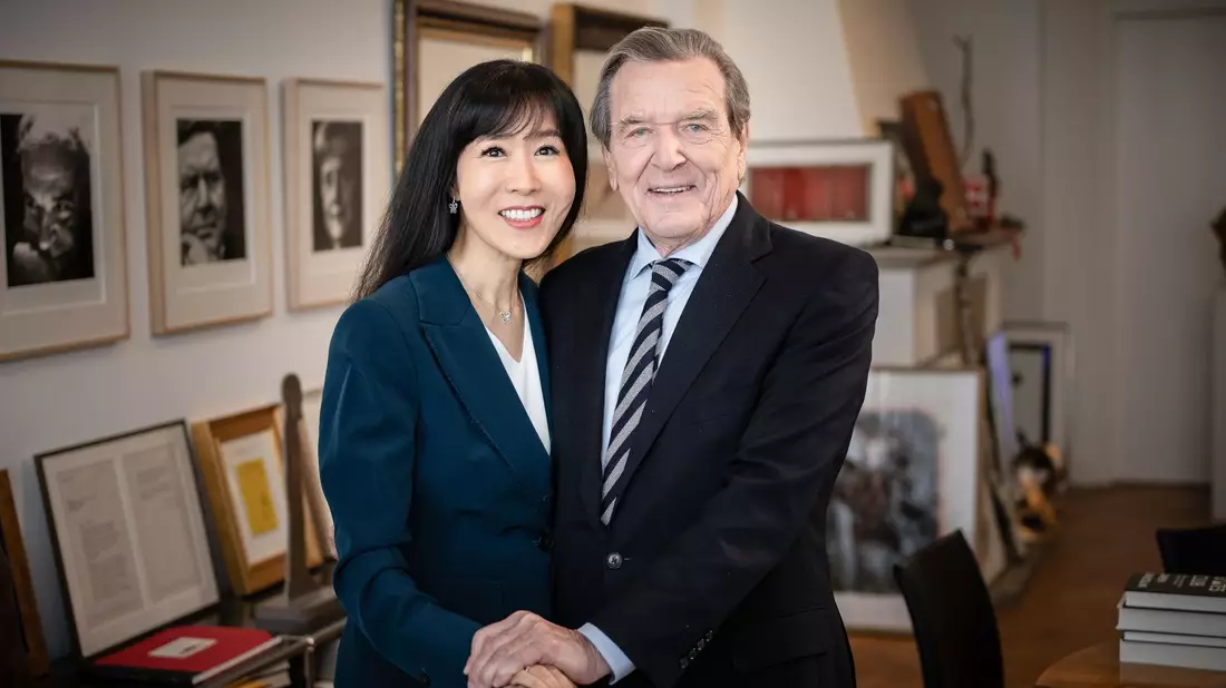 Wer zur Geburtstagsparty des Altkanzlers Gerhard Schröder kommt, weiß nur seine Frau  Soyeon Schröder-Kim (l). - Bild: Michael Kappeler/dpa