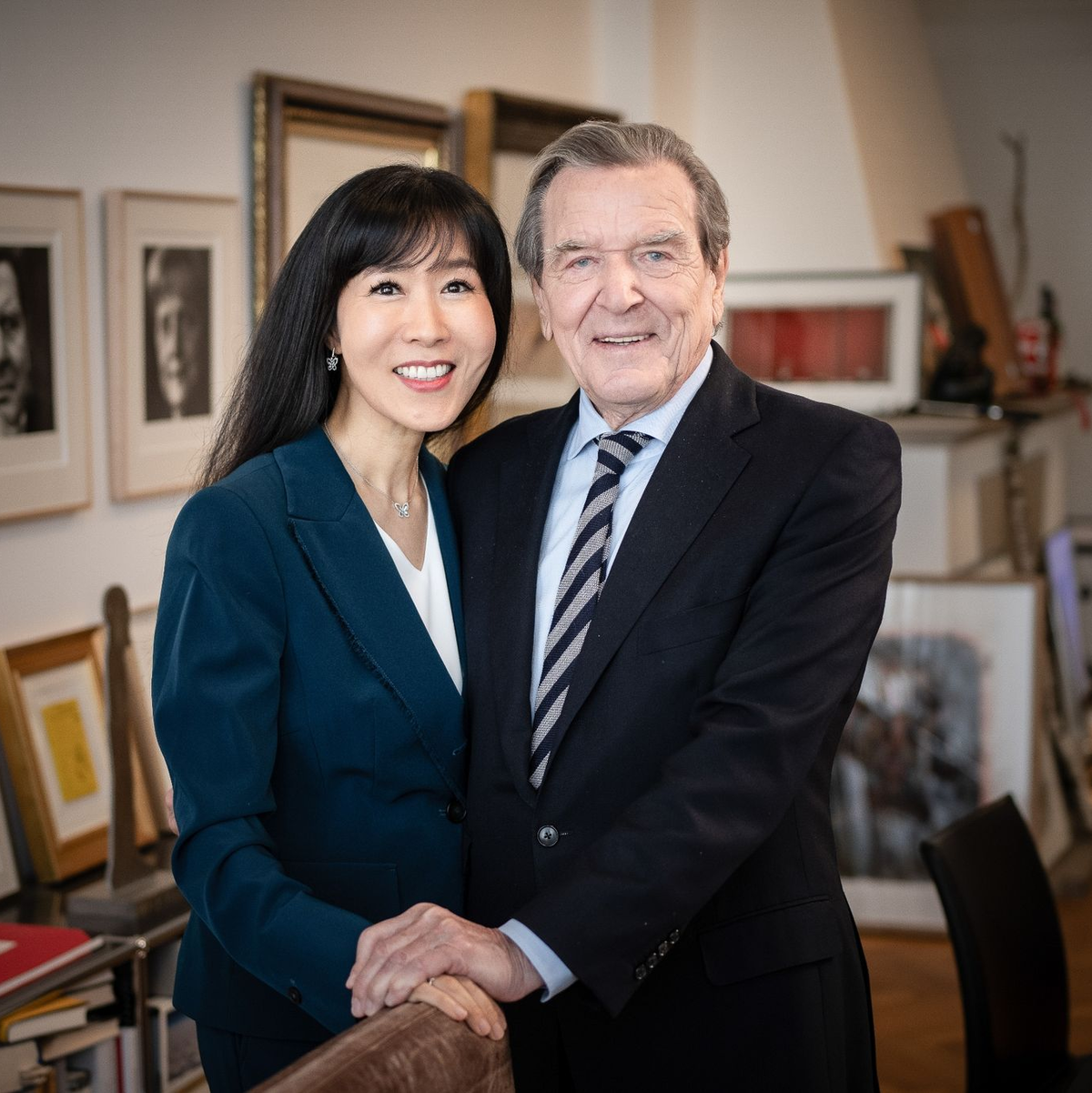Wer zur Geburtstagsparty des Altkanzlers Gerhard Schröder kommt, weiß nur seine Frau  Soyeon Schröder-Kim (l). - Foto: Michael Kappeler/dpa