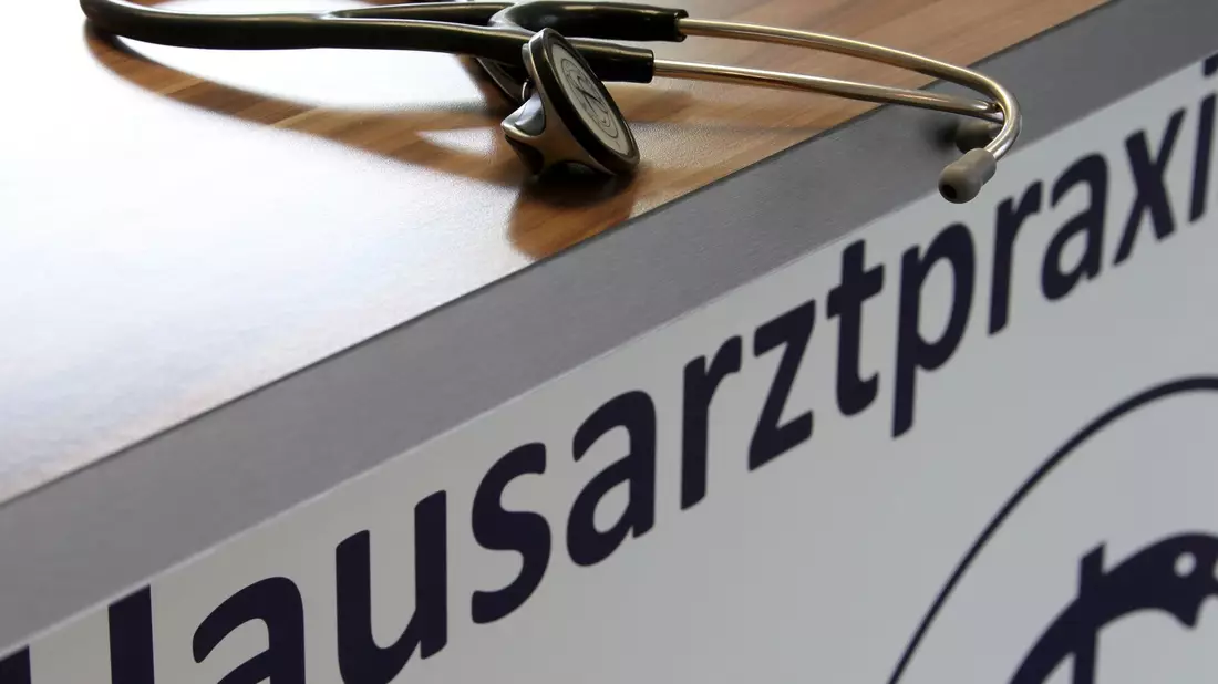 Für Hausärztinnen und Hausärzte sollen Obergrenzen bei der Vergütung (Budgets) aufgehoben werden - wie schon für Kinderärzte. - Bild: Stephan Jansen/dpa